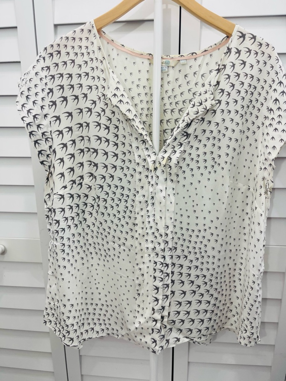 Womens Cream Button-Front Gray Bird Print Blouse